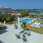 Villa Contessa Del Mar In Pula For 7 People Only 200 Meters From The Beach & Pet Friendly