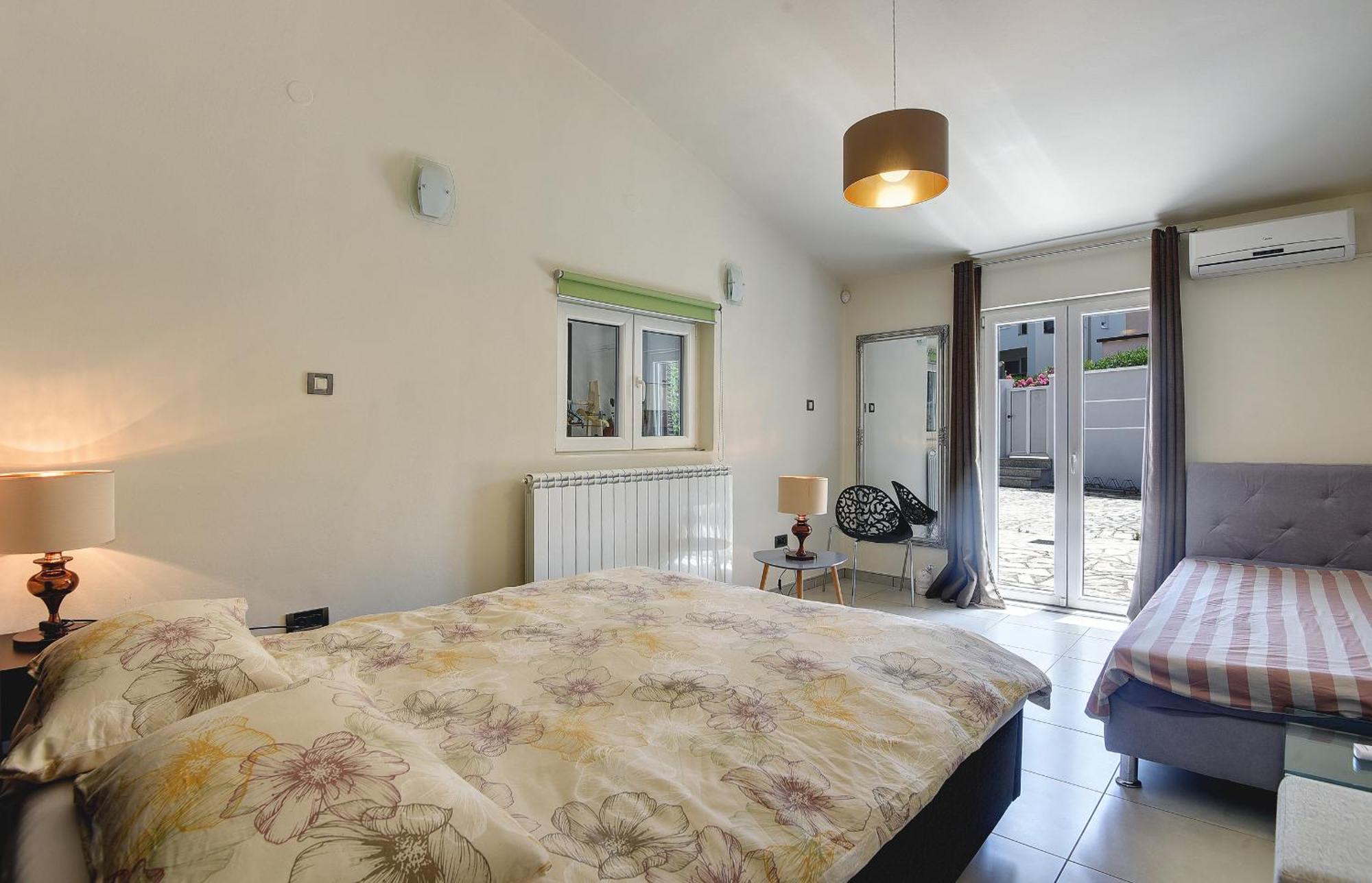 Contessa Del Mar In For 7 People Only 200 Meters From The & Pet Friendly Vila