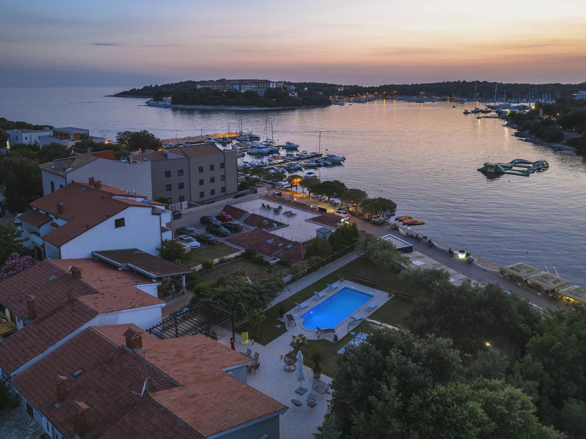 Vila Contessa Del Mar In For 7 People Only 200 Meters From The & Pet Friendly Pula