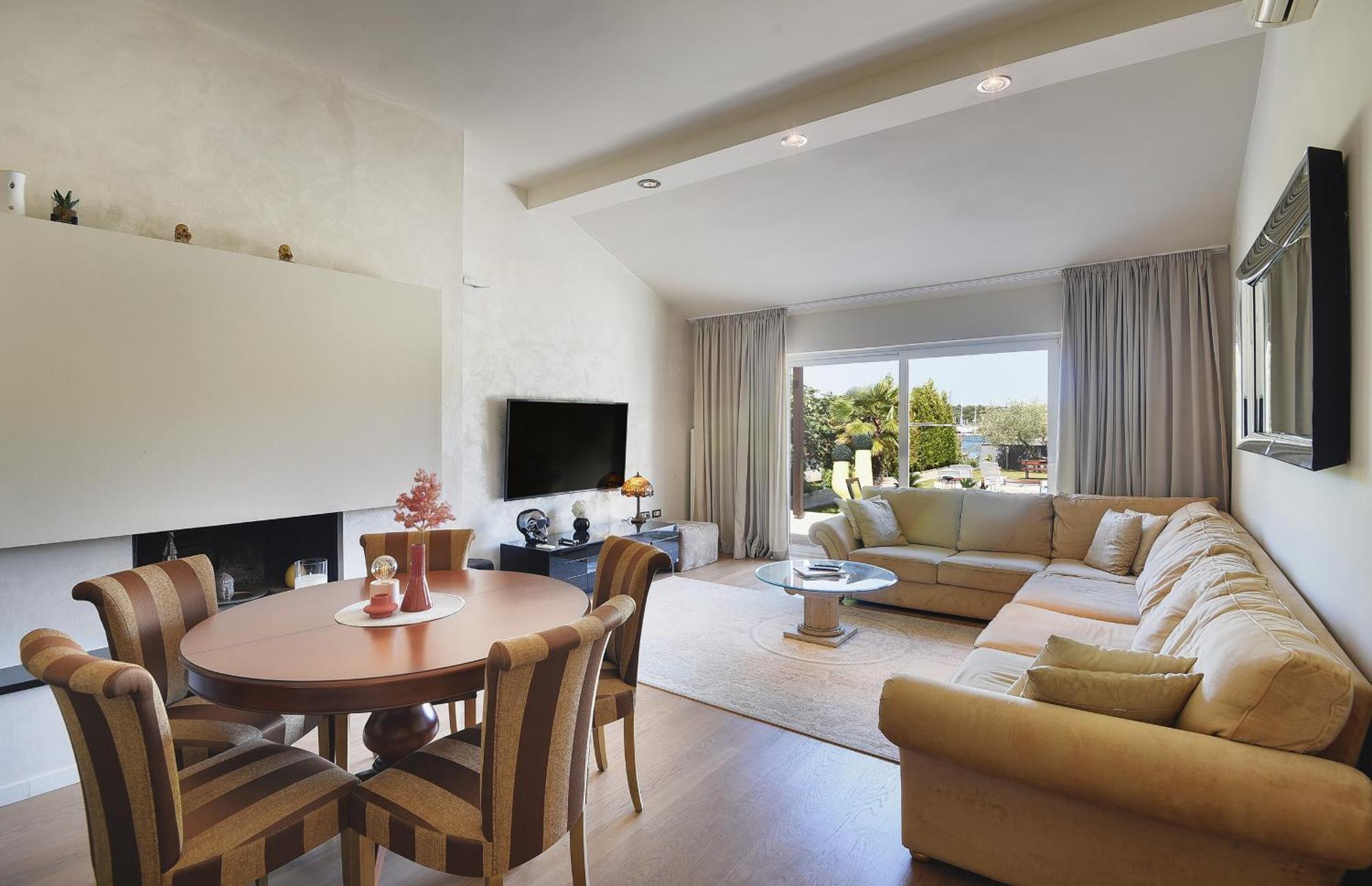Vila Contessa Del Mar In For 7 People Only 200 Meters From The & Pet Friendly Pula