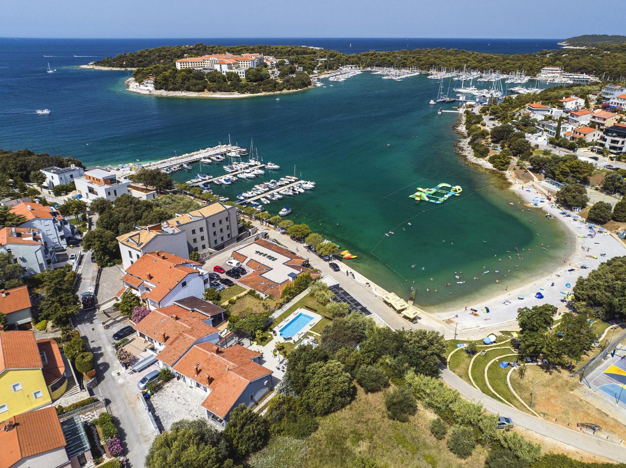 Contessa Del Mar In For 7 People Only 200 Meters From The & Pet Friendly Vila *