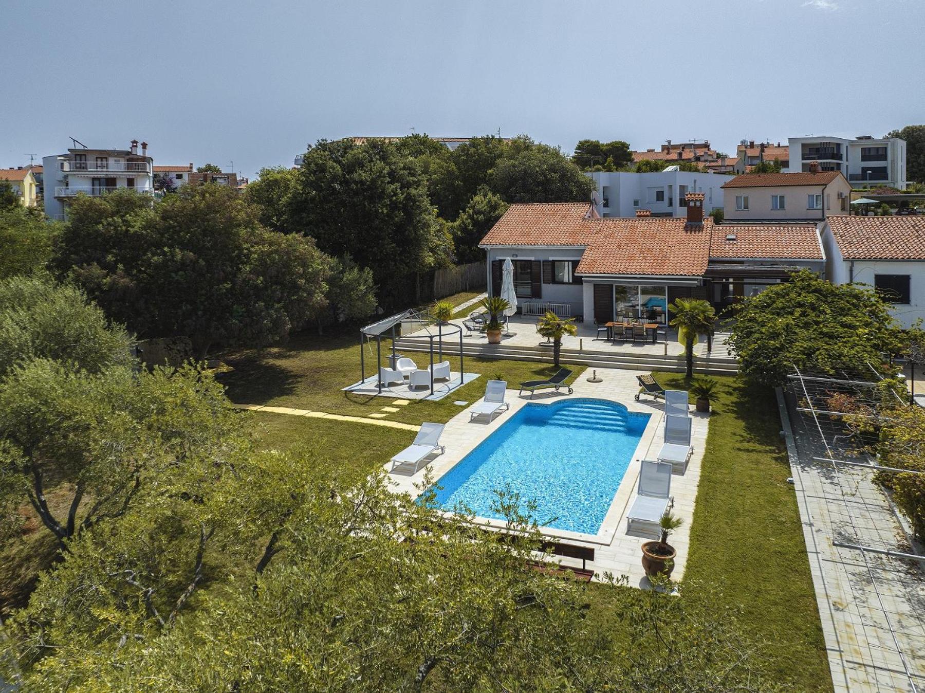 Contessa Del Mar In For 7 People Only 200 Meters From The & Pet Friendly Pula