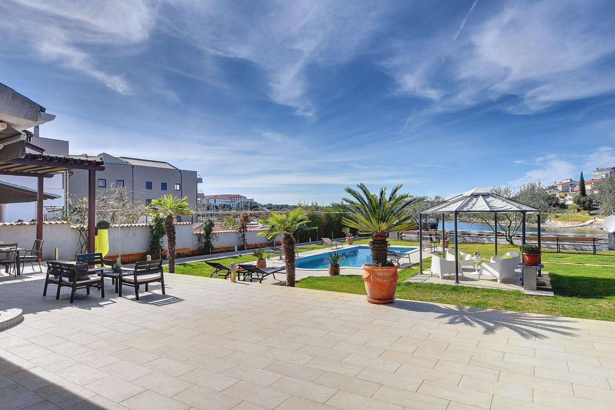 Contessa Del Mar In For 7 People Only 200 Meters From The & Pet Friendly Pula