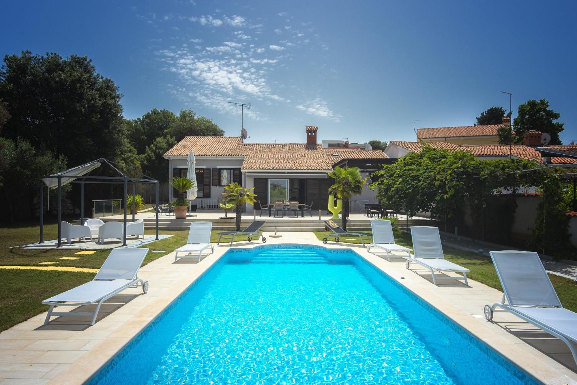 Contessa Del Mar In For 7 People Only 200 Meters From The & Pet Friendly * Pula