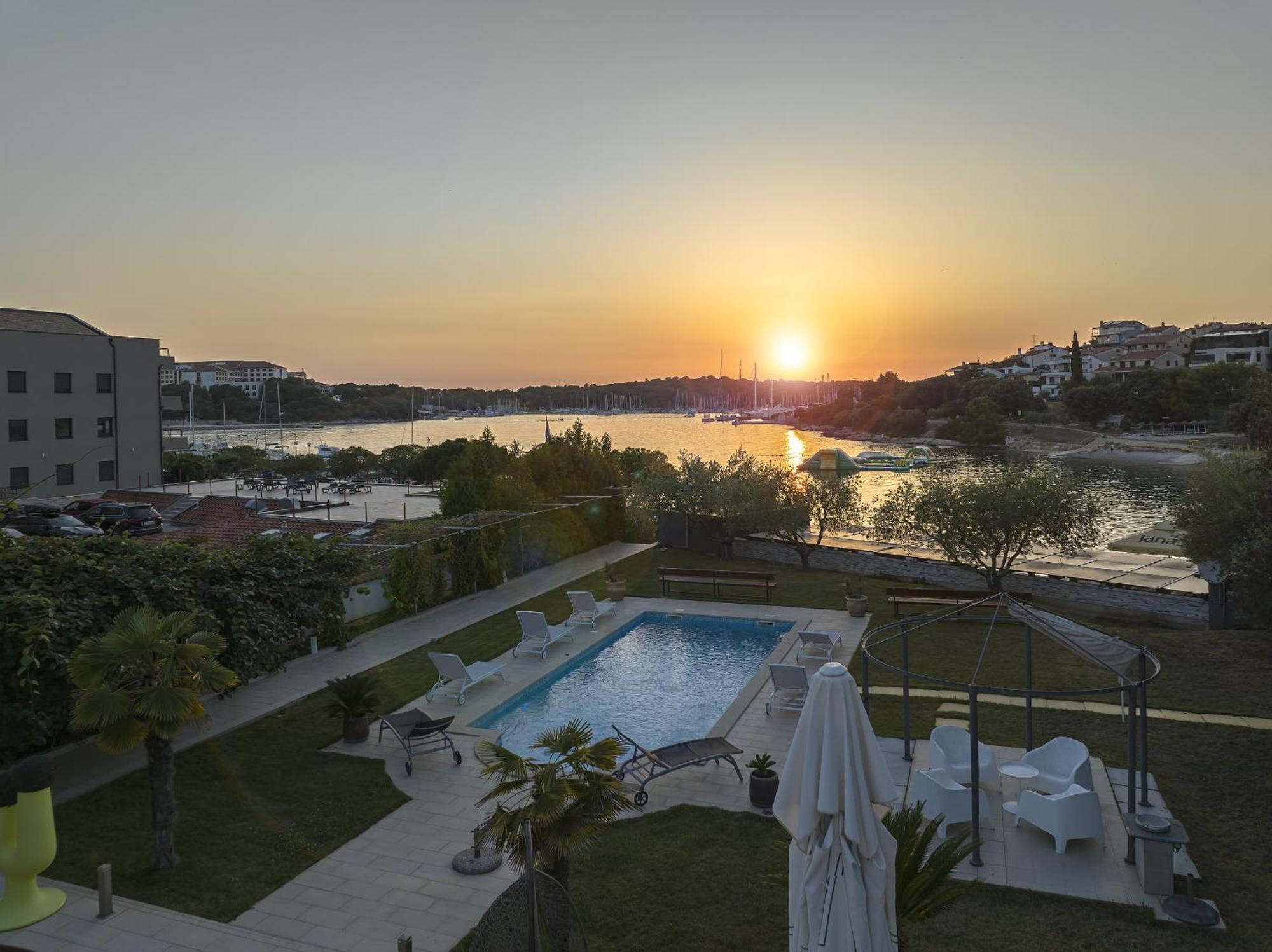Contessa Del Mar In For 7 People Only 200 Meters From The & Pet Friendly Vila *