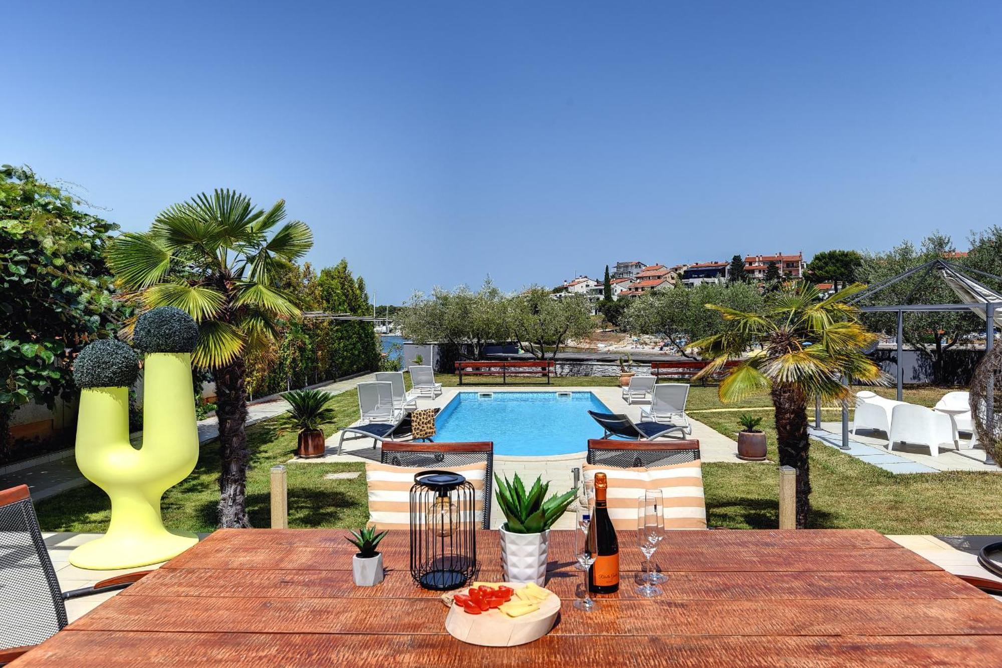 Vila Contessa Del Mar In For 7 People Only 200 Meters From The & Pet Friendly Pula