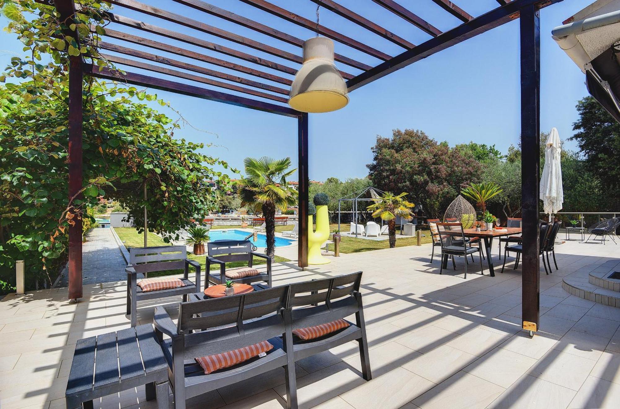 Contessa Del Mar In For 7 People Only 200 Meters From The & Pet Friendly Pula