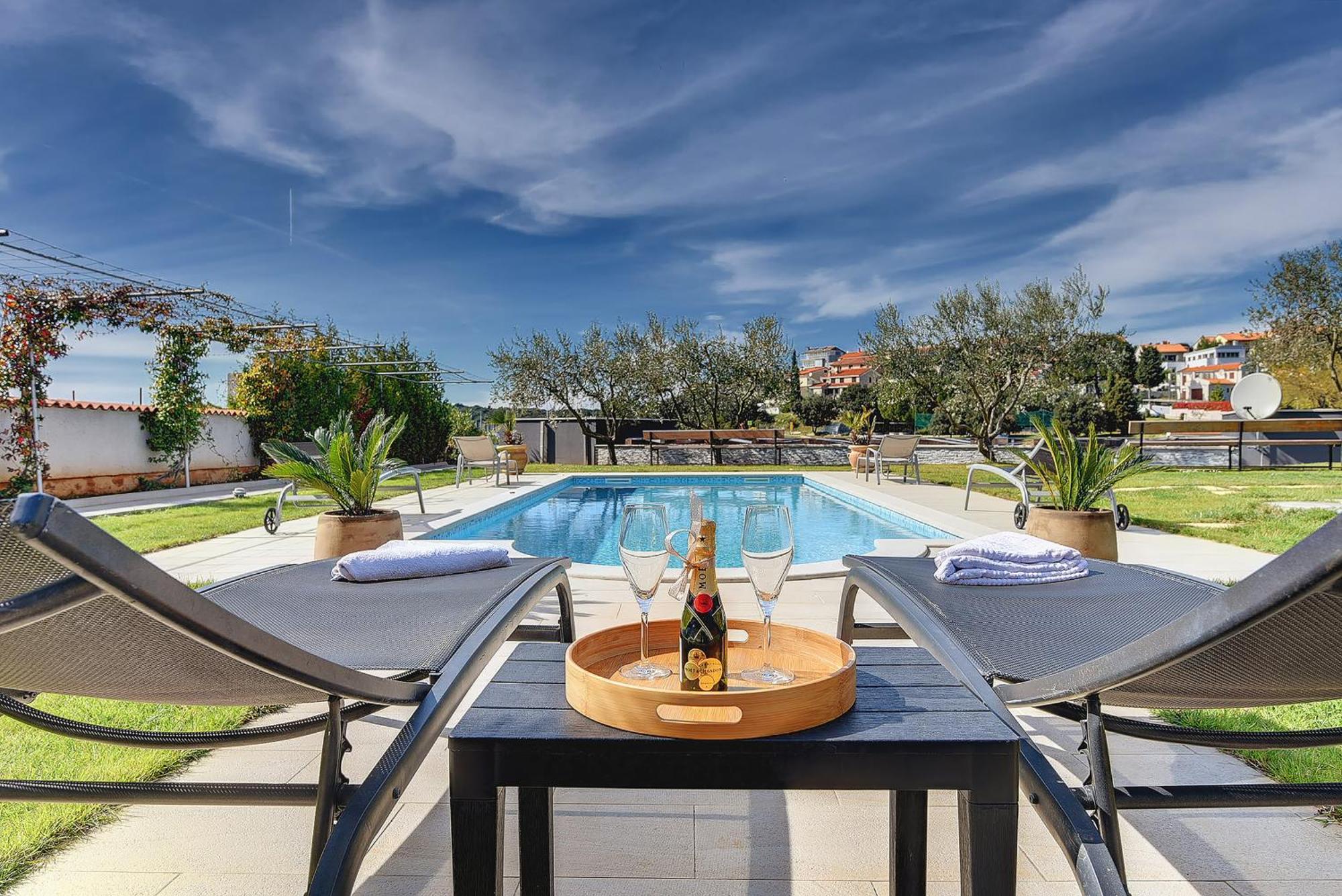 Contessa Del Mar In For 7 People Only 200 Meters From The & Pet Friendly