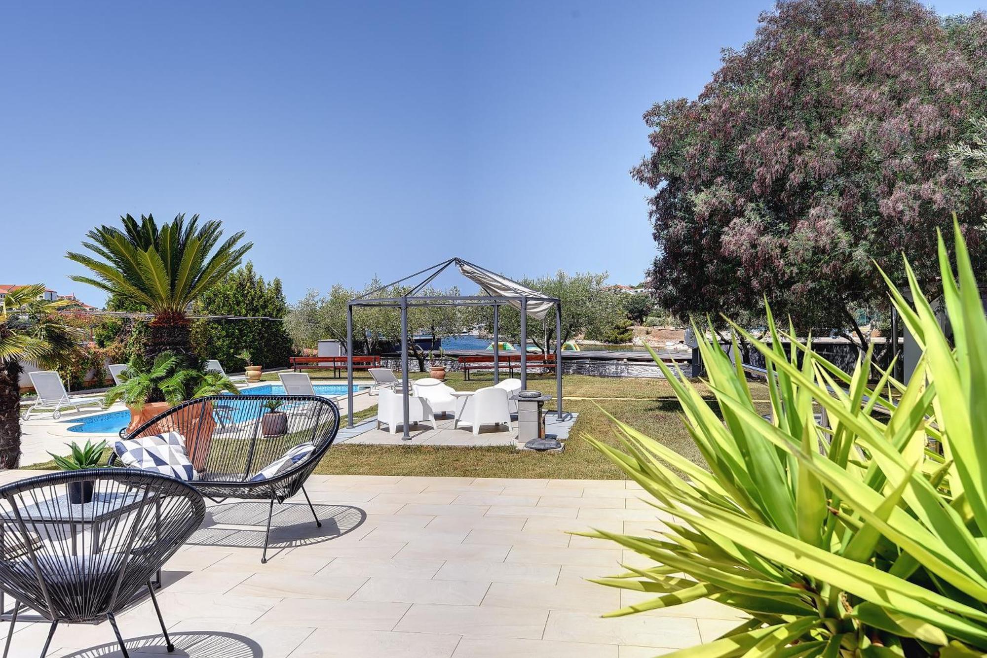 Contessa Del Mar In For 7 People Only 200 Meters From The & Pet Friendly Vila