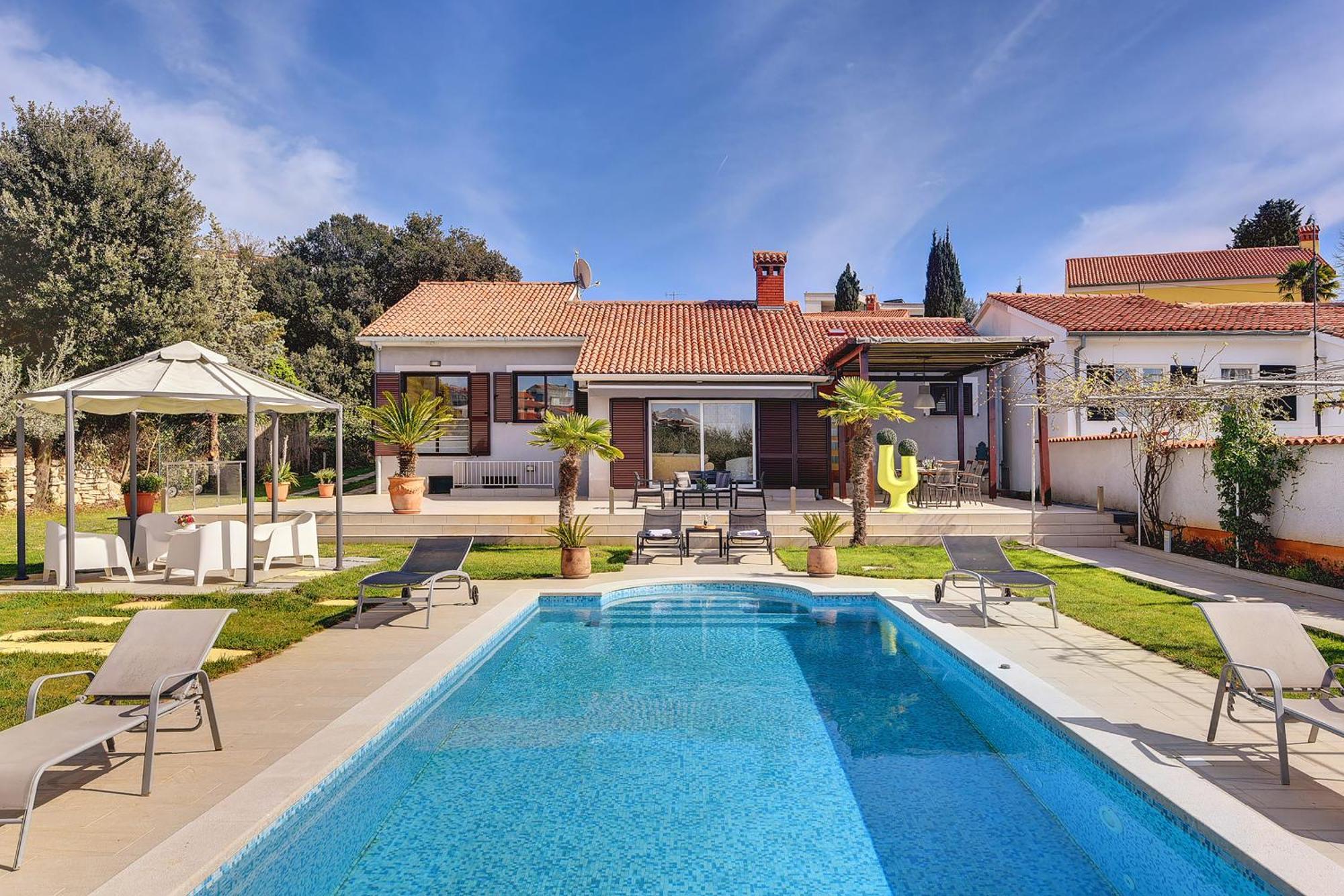 Vila Contessa Del Mar In For 7 People Only 200 Meters From The & Pet Friendly Pula