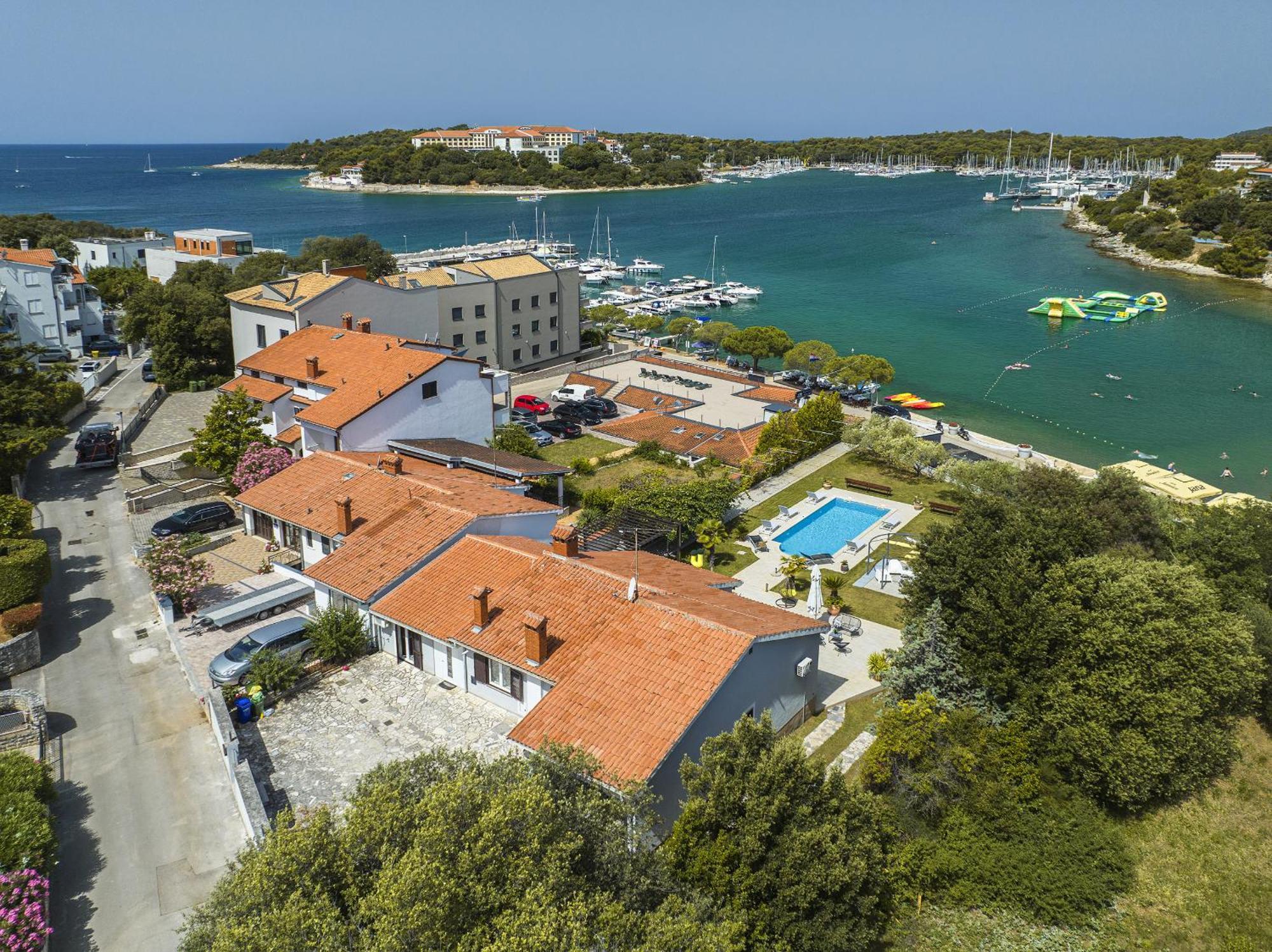 Contessa Del Mar In For 7 People Only 200 Meters From The & Pet Friendly * Pula
