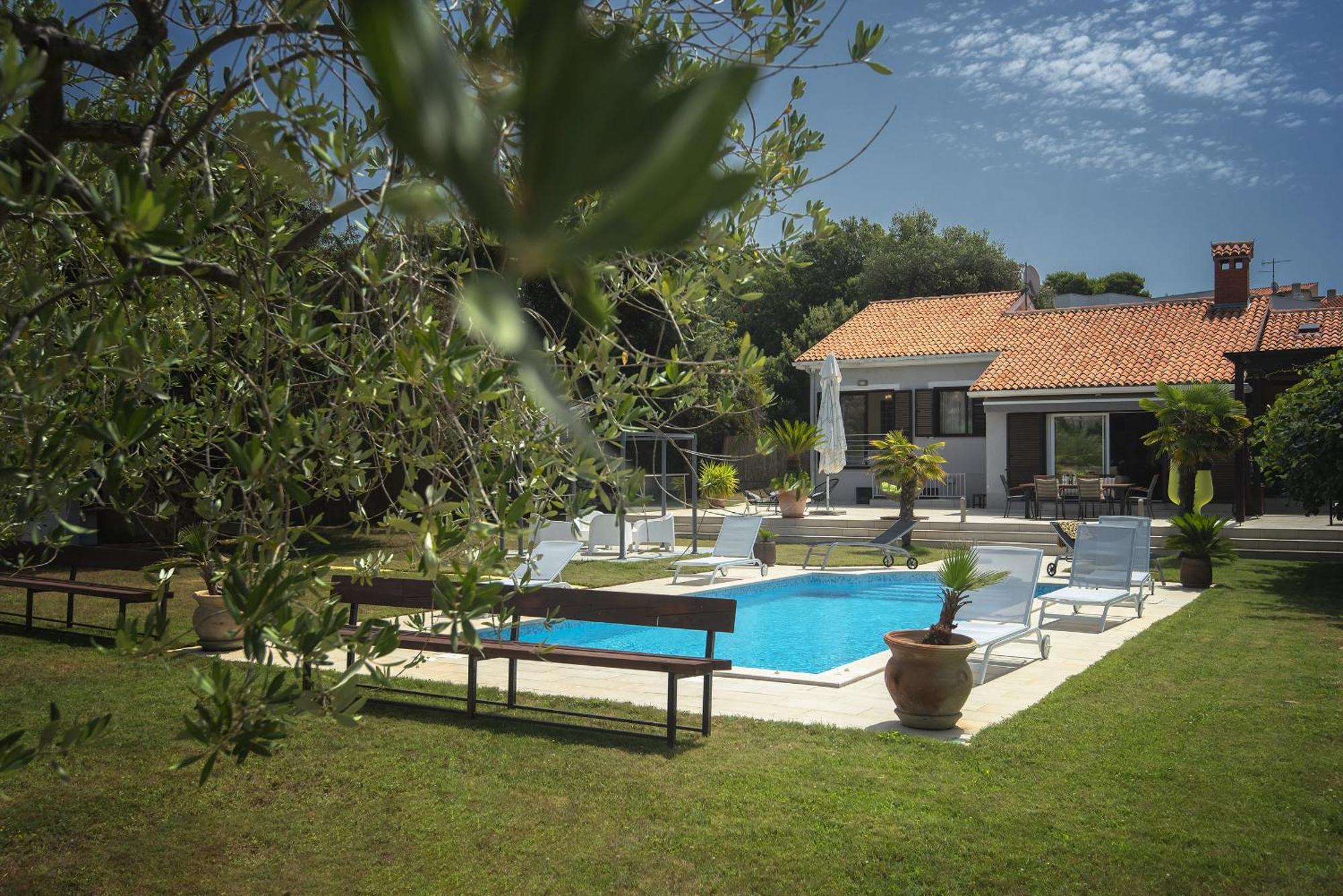 Contessa Del Mar In For 7 People Only 200 Meters From The & Pet Friendly * Pula