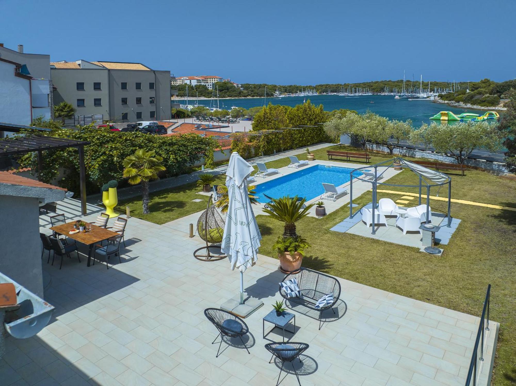 Contessa Del Mar In For 7 People Only 200 Meters From The & Pet Friendly * Pula