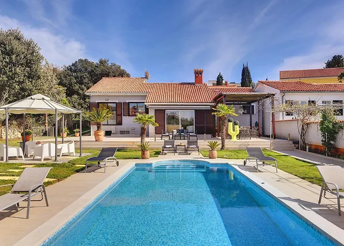Villa Contessa Del Mar In Pula For 7 People Only 200 Meters From The Beach & Pet Friendly
